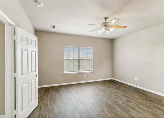 $1,617 / 4br - 1327ft2 - Linen Cabinets, Swimming Pool At Sterling Green, Private Yard (Channelview)63906679777922122