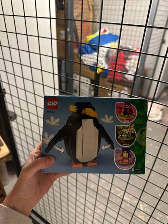 LEGO Christmas Penguin 40498 1