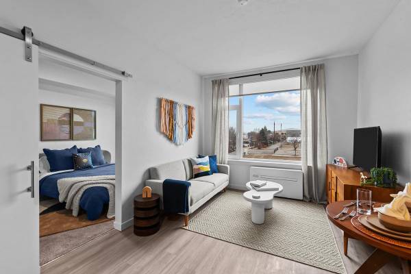 $1,350 / 1br - 593ft2 - Ubicacion perfecta! Studios, una y dos recamaras - Aparte el suyo! (Caldwell)63794970413571120