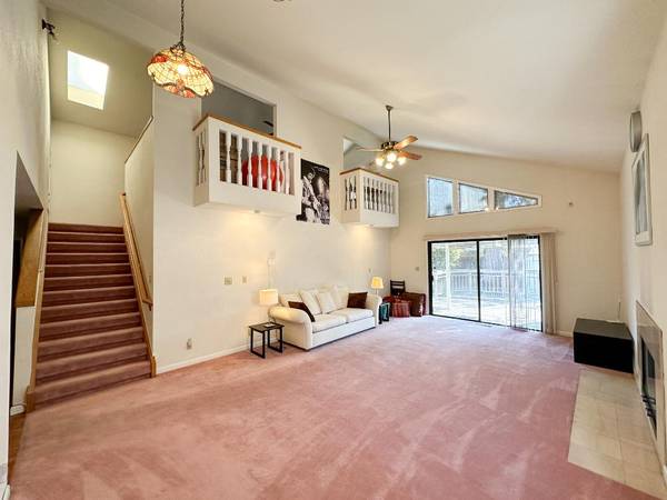 $800 / 4br - Habitación soleada en casa espaciosa (redwood city)63657694974979124