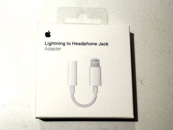 Apple Lightning to Headphone Jack 1