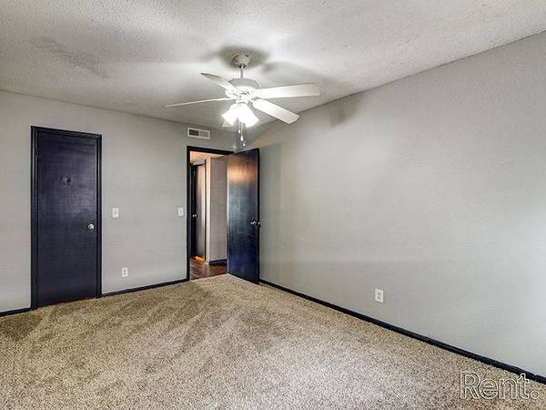 $906 / 2br - 876ft2 - Alfombra, Control climático, Lavandería en el lugar, Aire acondicionado (Norman)63670484323457121