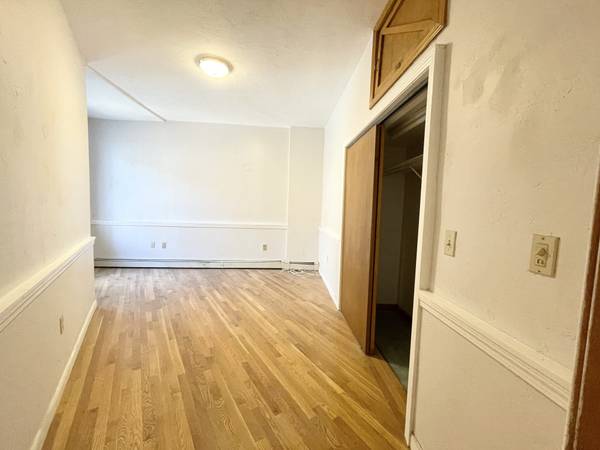 $5,250 / 4br - Amplio 4 habitaciones 1 baño en North St SIN COMISIÓN 9/1 (North End)63690775328385124