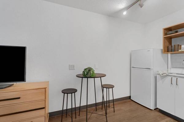 $1,049 / 320ft2 - Move In Now: Free Rent Until November + No Application or Admin Fees! (Charlotte)63925334265602122