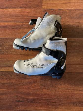 Xc alpina nnn)womens size 37  like New 1
