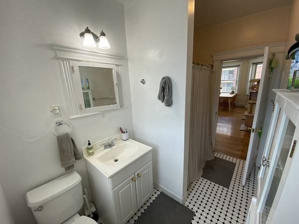 $3,200 / 2br - 816ft2 - Coolidge Corner 2BR – Heat & Hot Water Included – Available Now (Brookline)64167984240257121