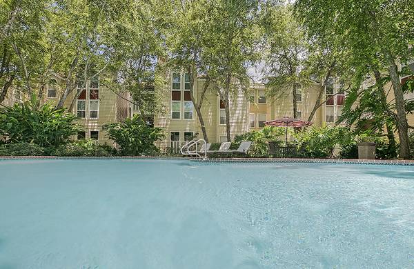 $1,265 / 1br - 896ft2 - Don't Miss Out On These Leasing Specials @ Hickory Creek!😊 (River Ridge)63903653297539121
