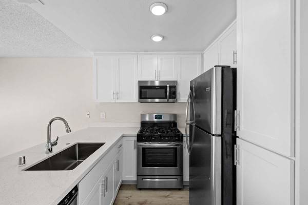 $3,650 / 2br - 950ft2 - Large Spacious Closets, Hardwood Inspired Floors, Microwave (West Hollywood)63701166646787120