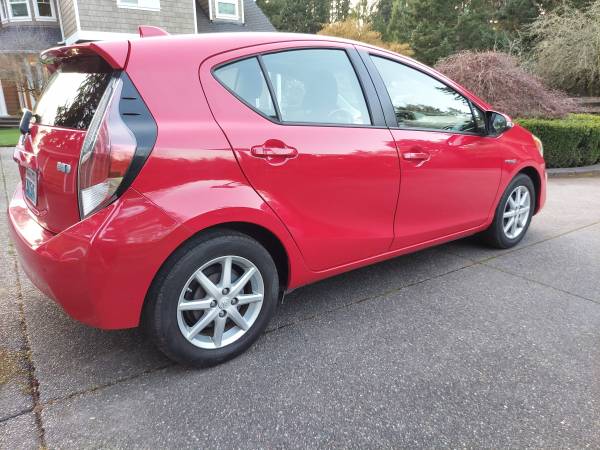 2016 Toyota Prius C Híbrido - $12,100 (Renton)63617418653699124
