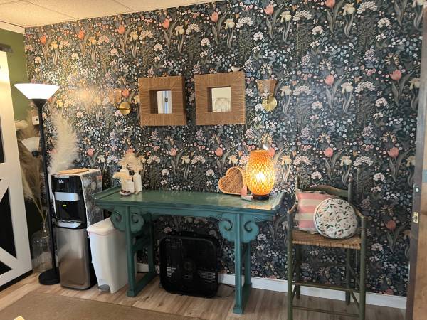 $75 / 3br - Massage/Esthetician room for rent (petaluma)63834318118529121