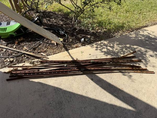 8 tree support rods - FREE 1
