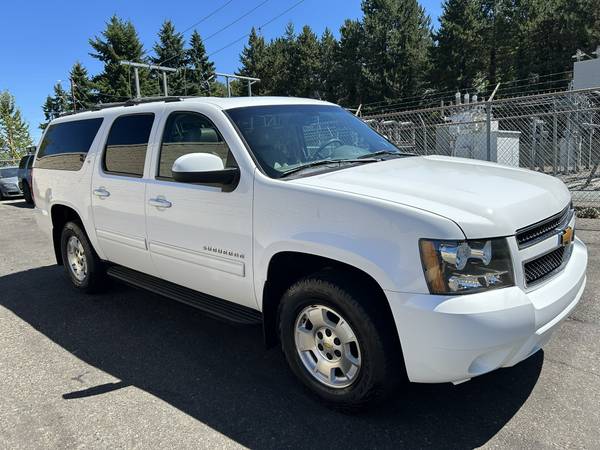 2012 Chevrolet Suburban LT 4WD --Cuero, DVD, Equipado, Título limpio-- - $14,995 (kirkland)63617160331777122