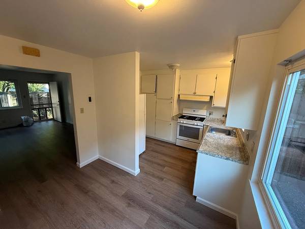 $1,550 / 2br - Remodeled 2BR | Near Downtown | Parking + Onsite Laundry (Santa Rosa)63657946689409122