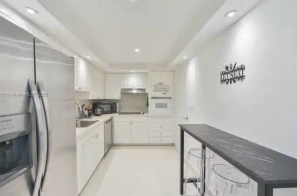 $3,600 / 1br - 905ft2 - Tastefully furnished 1/1.5 ocean front condo for rent* (hollywood beach)63825138746113124