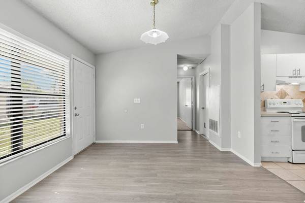 $2,031 / 2br - 890ft2 - Business center, Air Conditioner, Poolside Hammocks (3400 Tyne Lane, Sarasota, FL)63791154535811124