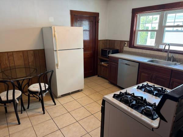 $1,000 / 3br - 121ft2 - Need Female Roommate for Nonsmoking Furnished Apartment to Share (Somerville)63996692801667123