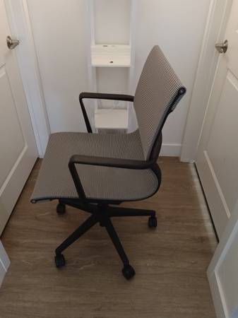 Silla de oficina con diseño de malla agradable - $50 (San Mateo)63439956956547122