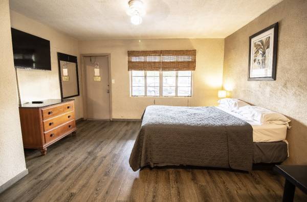 $325 Standard room available today at Lazy Largo Motel (Largo)63991229686274120