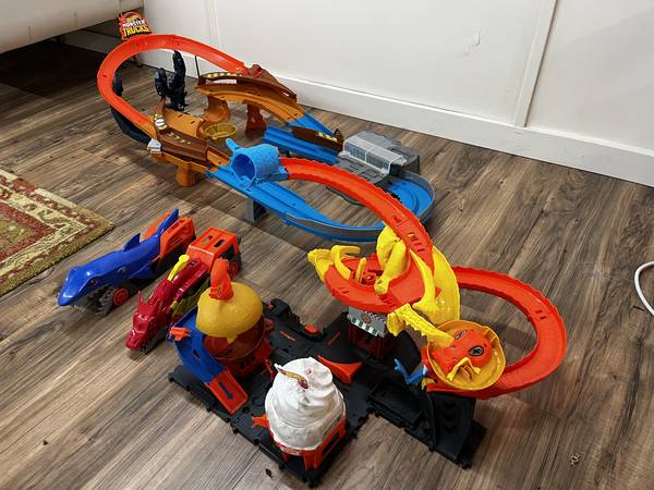 Hot Wheels tracks and towers bundle 1