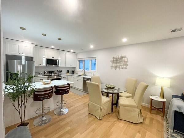 $3,200 / 2br - 890ft2 - Elegant 2-Bedroom Near MIT & Kendall Square (boston/cambridge/brookline)63863134562049123