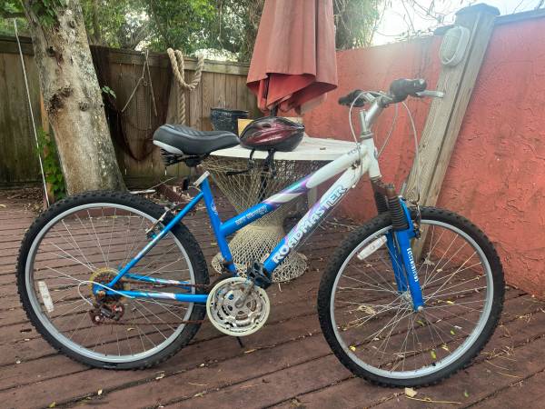 Ladies Roadmaster Ground Assault 18-Speed Bike + Helmet 1