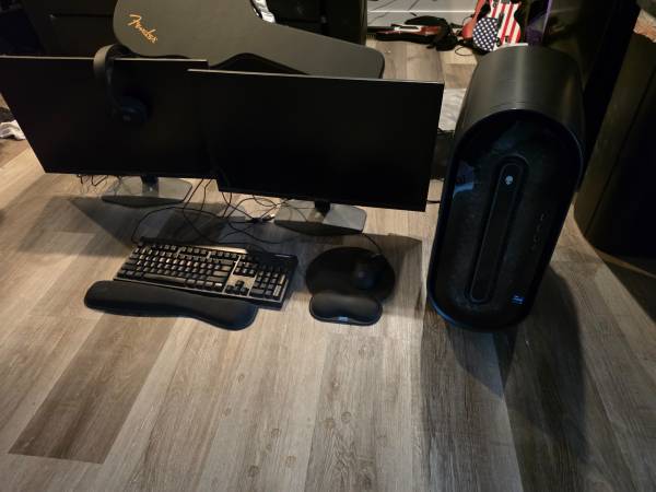 Alienware AURORA R13 (i9, 3080ti, 32 GB RAM) + 2 Monitors, Mouse, Keyb 1