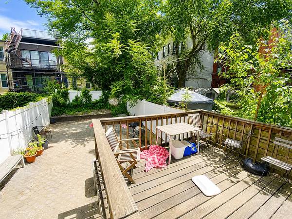 MASSIVE 2 (FLEX 3) BED DUPLEX ON TREE LINED BLOCK! PRIVATE YARD! 1