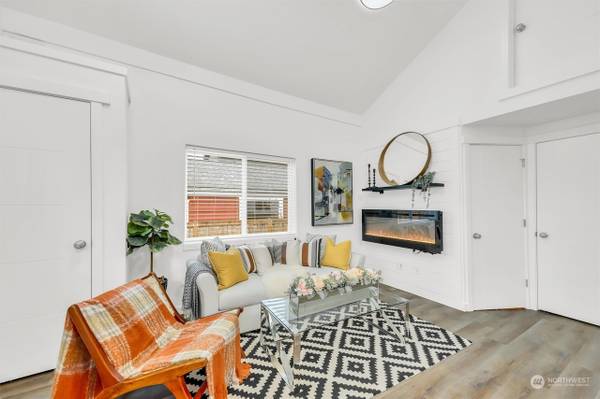$1,499 / 1br - 550ft2 - Renovated Greenwood Home w/ New Systems & Big Yard, Prime Location! (Seattle, WA)63866941622017121