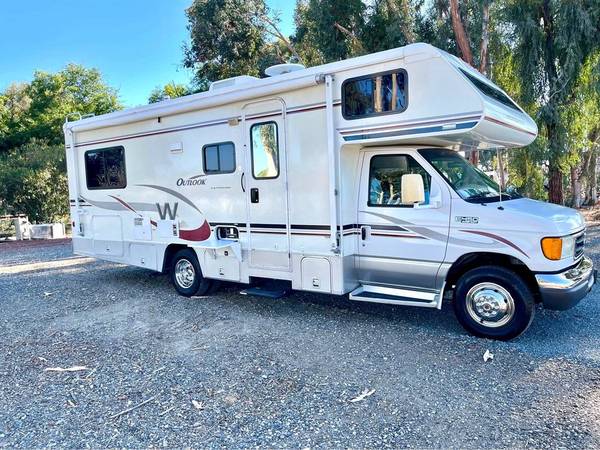 2006 Class C Outlook by Winnebago 26 foot with slide out 1