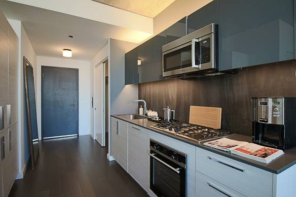 $2,400 / 1br - Beautiful 1 bed washer/dryer, hw floors, and gym, sundeck (Near North/Downtown)63898984540803122