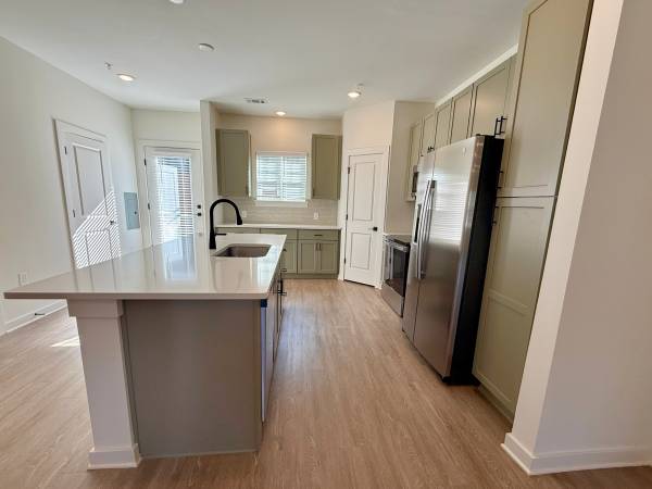 $2,399 / 3br - 1672ft2 - 🏡 Just Built! Brand New Townhomes + 6 Weeks Free (Weaverville)64029211044866121