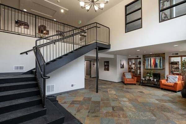 Large Windows, 1B/1B, Situated in Renton! 1