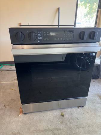 Brand New Samsung Range - Bespoke series. 5 Burner electric slide in 1