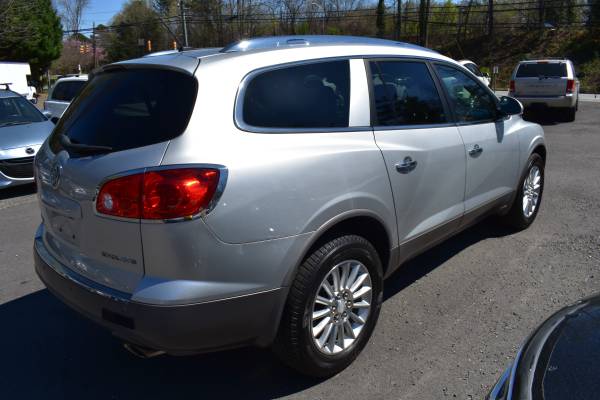 2011 BUICK ENCLAVE CX WITH 3RD ROW SEATING AND 142,000 MILES - $7,500 (Greensboro 4206 United ST)63502490962817124