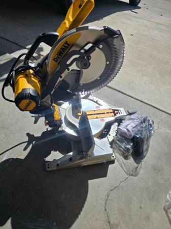 Dewalt Amp Corded 12 in. Compound Double Bevel Miter Saw 1