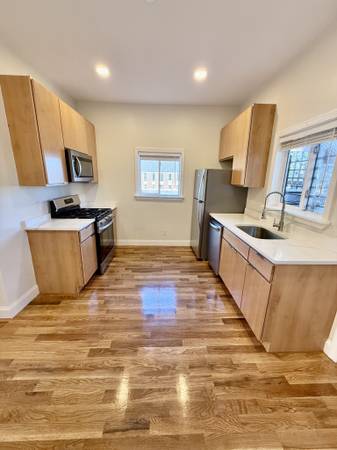 $2,500 / 2br - NO FEE> Lynn 2 bed with in unit W/D. Cat ok. Avail Nov 1.64213538839297120