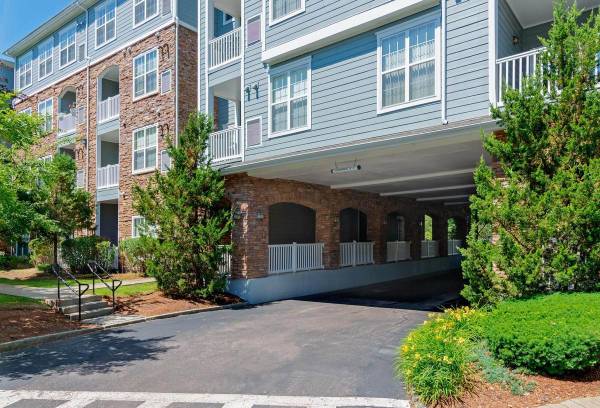 $3,063 / 2br - 1276ft2 - Molduras de corona, armarios de arce, barra de desayuno (Braintree)63690755246467123