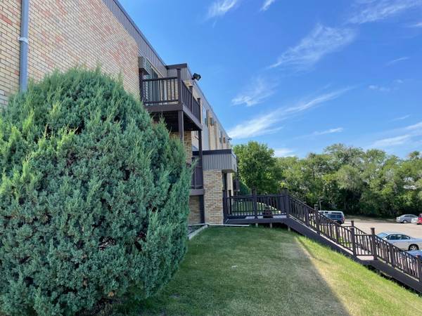 $825 / 2br - 620ft2 - In Minot, Lawn Care and Snow Removal, 2B/1B (505 Park Street, Minot, ND)63848522109827120