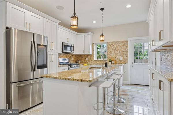 $2,100 / 3br - 2100ft2 - Incredible Private Home In Greys Ferry....with Roof Deck & Yard (Greys Ferry)64046035794691121
