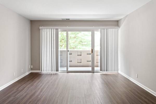 $1,722 / 1br - 690ft2 - Peaceful Retreat with Vinyl Plank Floors & Balcony Retreat! 🌿 (2246 N Beauregard St, Alexandria, VA)63895920532738123
