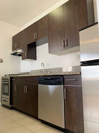 $1,490 / 2br - 975ft2 - Newly Updated 2-Bedroom, 1.5-Bath Apartment (nob hill)63622930915971121