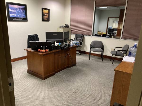 $1,700 / 1461ft2 - Premier Office Space for--lease or sale (Pewaukee/Brookfield Area)64152180932867122