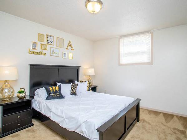 $980 / 2br - 900ft2 - Two Large Outdoor Pools, 2bd 1ba, Bloomington IL63700577689347120