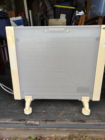 Flat panel heater with wheels 1