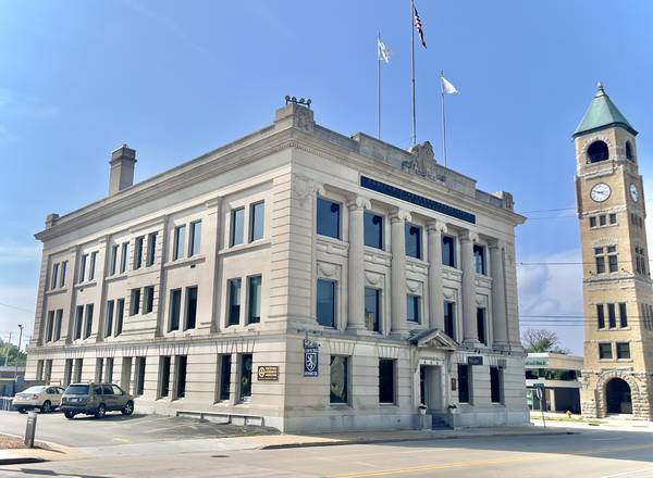 $1,395 / 900ft2 - Downtown Neenah Office Space For Lease (Neenah)63845965570561120