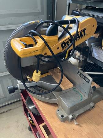 DeWalt sierra ingletadora doble compuesta - $135 (Little Egg Harbor)63440231063555120