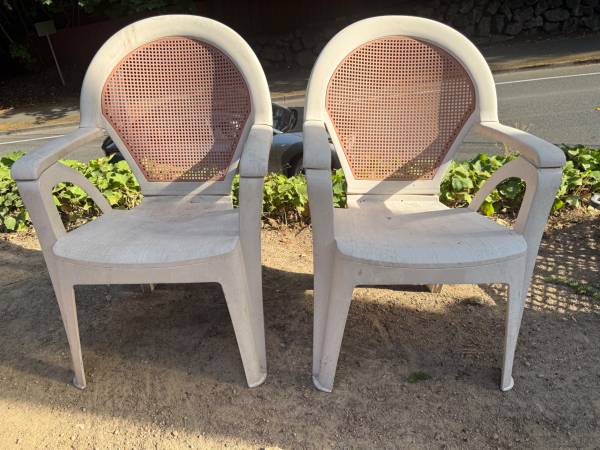Two Nice  stacking plastic reclining  outdoor patio Arm chairs - $10 (Bellevue)63471356584195120