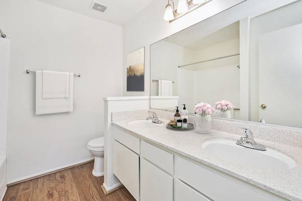 $2,660 / 2br - 997ft2 - 2BD 2BA, Dishwasher, Two Therapeutic Spas (Santa Clarita-Newhall)63953080428035124