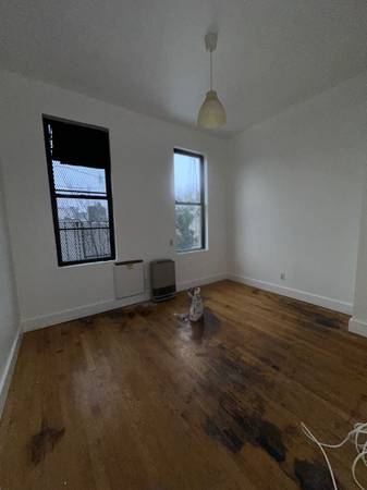 ROOM IN LOFTY HIGH CEILING TOP FLOOR SUNNY WOW ROOM AVAIL IN A 2BR 1