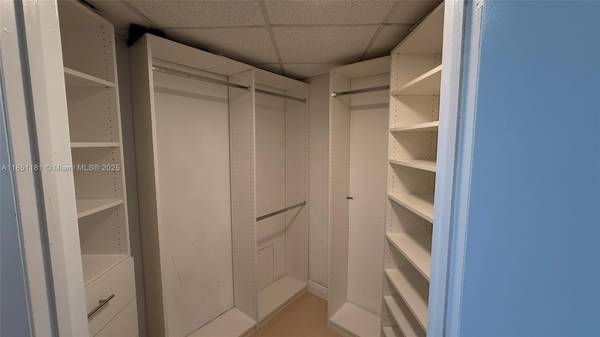 $2,790 / 598ft2 - Spacious Studio in Icon Brickell, Miami (Brickell, Miami)64051007612035121